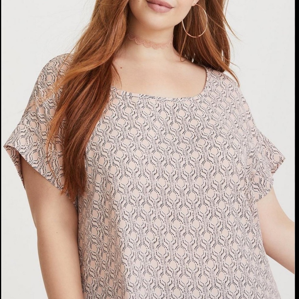 TORRID Multicolor Geo Print Open Back Georgette Blouse Size 00 Medium M L Pink